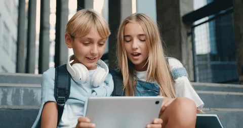 7 Tanda Seseorang Perhatian Padamu Tapi Hanya Sebatas Teman Saja