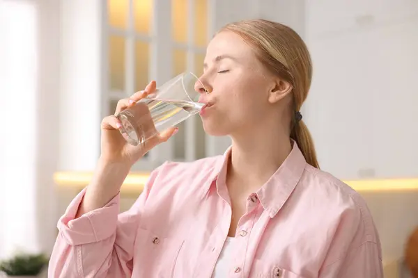 Berapa Liter Air yang Harus Kita Minum Setiap Harinya?. Ini Jawaban Para Ahli!.