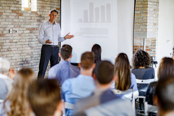 7 Cara Efektif Tingkatkan Rasa Percaya Diri di Depan Banyak Orang dengan Cepat