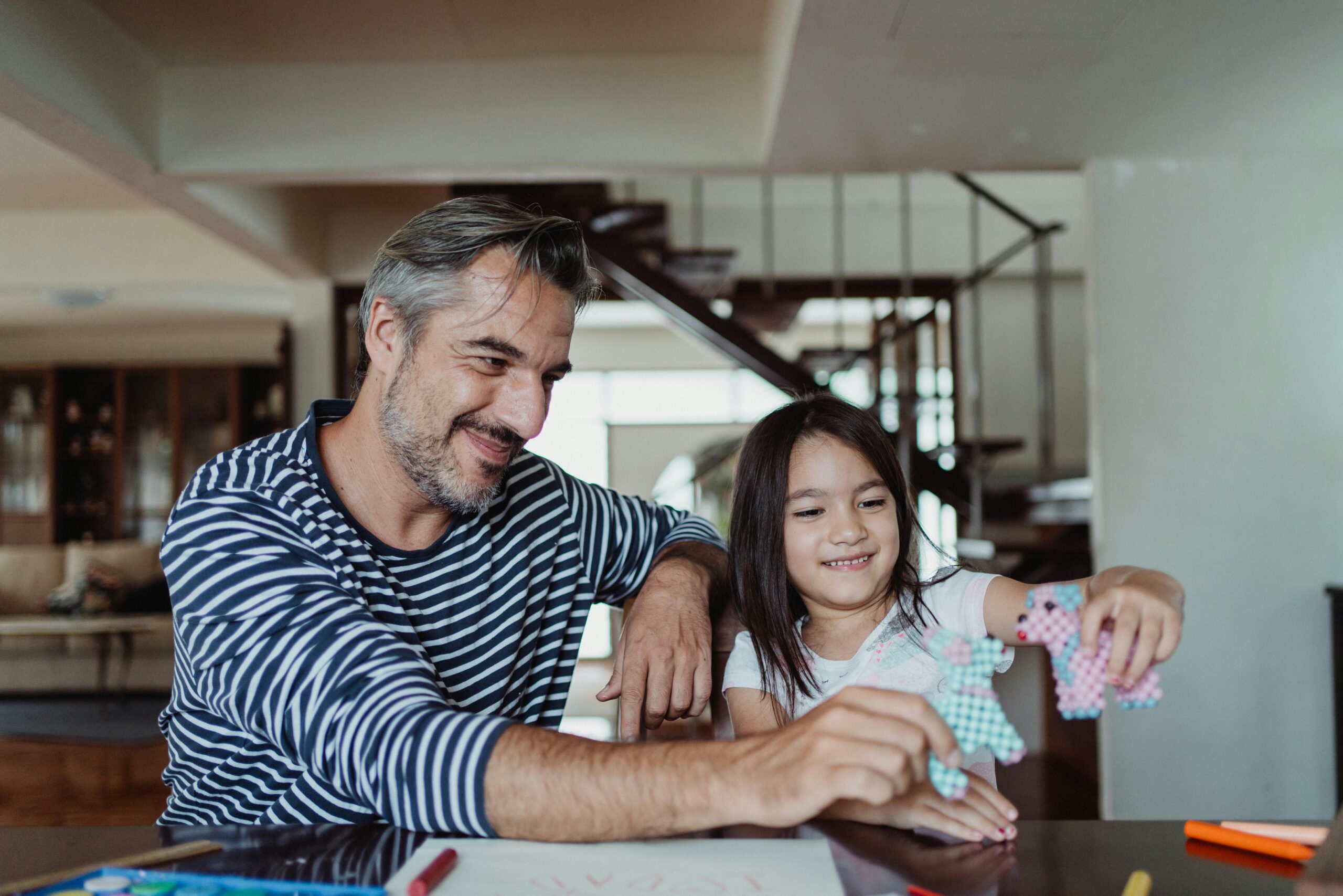 Menerapkan Pola Asuh Demokratis dengan Rahasia Membentuk Anak Mandiri 