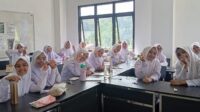 Siswi IMBS Yogyakarta menunjukkan tablet tambah darah (TTD) yang sudah diterimanya
