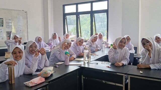 Siswi IMBS Yogyakarta menunjukkan tablet tambah darah (TTD) yang sudah diterimanya