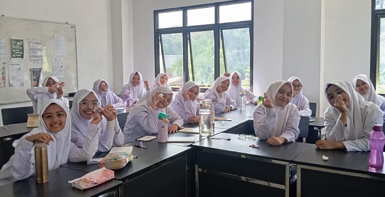 Siswi IMBS Yogyakarta menunjukkan tablet tambah darah (TTD) yang sudah diterimanya