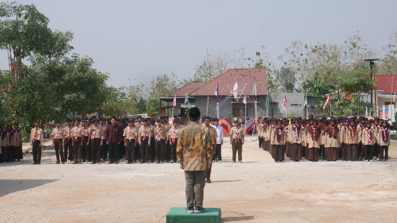183 pramuka santri saat upacara pembukaan Kemah Santri Sako SPN di Ponpes Al Hadi