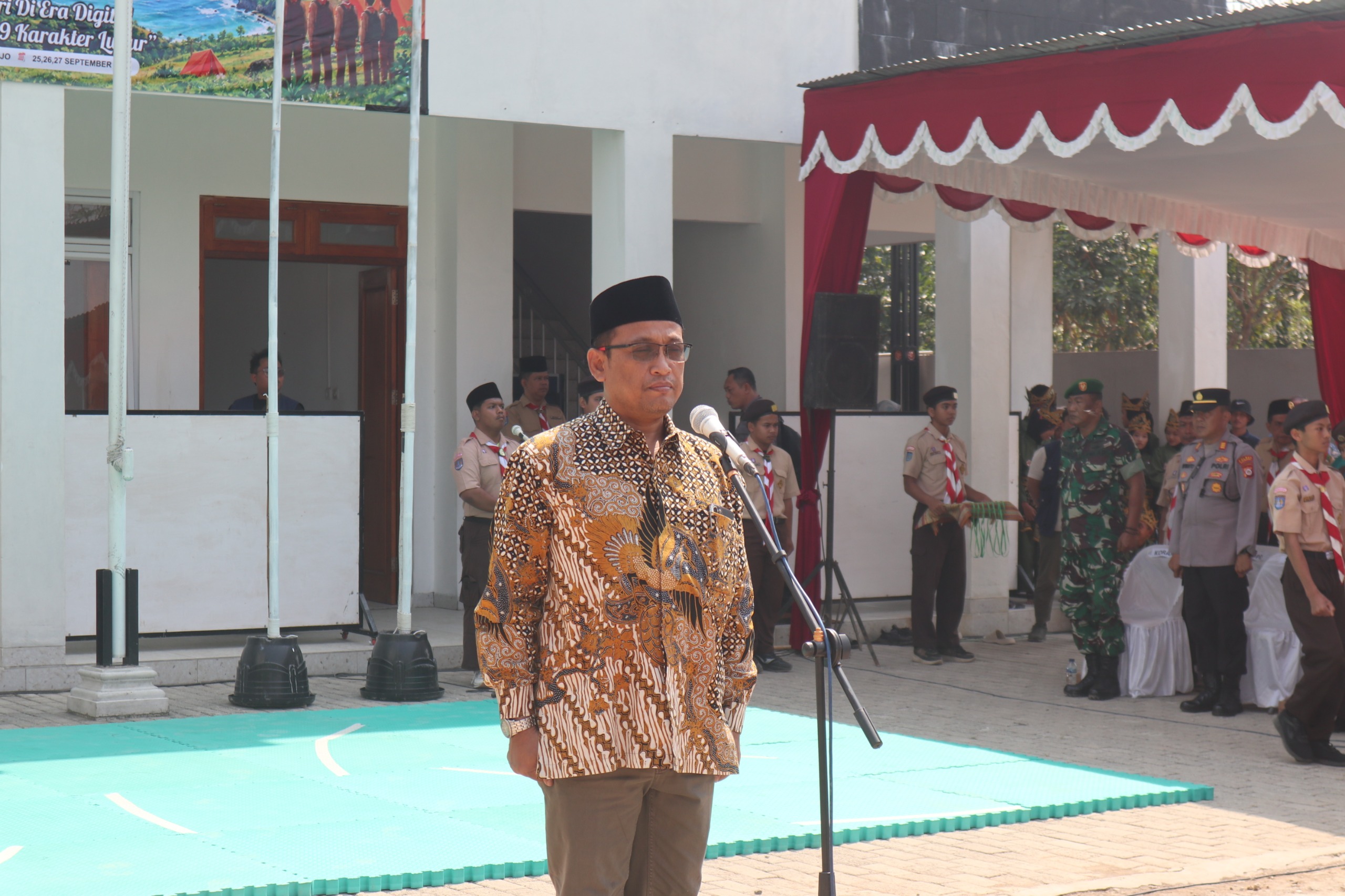 Kepala Kantor Wilayah Kementerian Agama DIY, Ahmad Bahiej selaku pembina upacara Kemah Santri Sako SPN